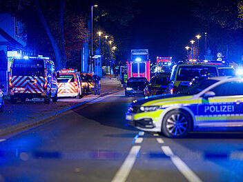 Auto f&auml;hrt in Menschengruppe in Neustadt am R&uuml;benberge