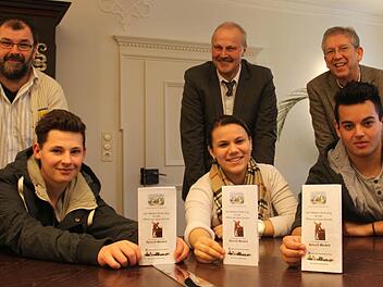 Patrick, Lara und Markus (vorne von links) wollen in das neue Modell einsteigen. Konrektor Dalles, Bürgermeister Brehm und Rektor Ulbrich (hinten von links) unterstützen sie. Foto: Andreas Dorsch
