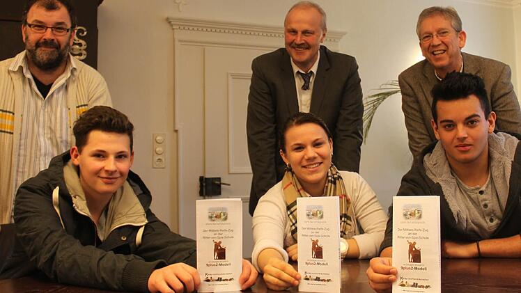 Patrick, Lara und Markus (vorne von links) wollen in das neue Modell einsteigen. Konrektor Dalles, Bürgermeister Brehm und Rektor Ulbrich (hinten von links) unterstützen sie. Foto: Andreas Dorsch