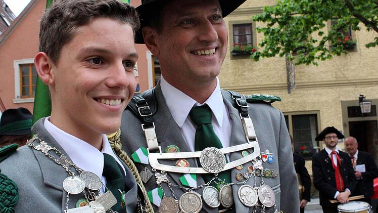 Nachwuchstalent und Vorbild: Frisch gekürt blicken Jugendkönig Maximilian Baudisch und Schützenkönig Uwe Gimperlein zum begeisterten Schützenvolk. Foto: Pfannes