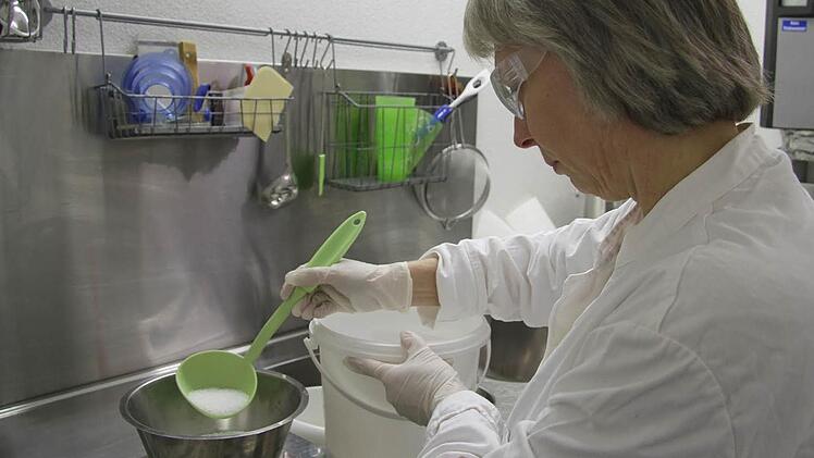 Das Ätznatron, das zu einer Lauge verarbeitet wird und dann, wenn es mit Fetten vermischt wird, zu einer Verseifung führt, muss grammgenau abgewogen werden.