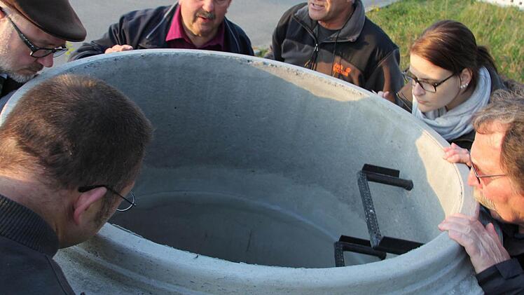 In die Röhre geschaut: Eine neue Art von Abwasserschacht wird in die Stränge im Gewerbepark "alte Kaserne" eingebaut, um auch Oberflächenwasser von Seitenbereichen aufzufangen. Fotos: Ralf Kestel