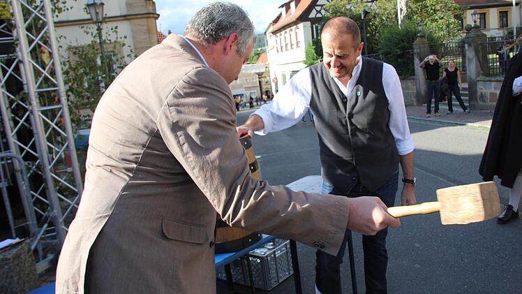 Der Ein-Schlag-Bürgermeister: Mit einem Hieb war das Bierfass angezapft. Rechts: Brauerei-Geschäftsführer Dominik Eichhorn.Foto: Ralf Kestel