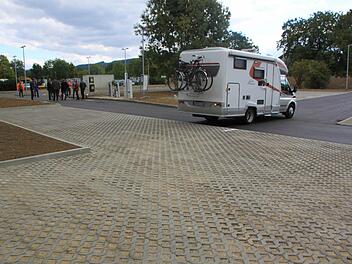Viel Platz für Wohnmobile: Insgesamt 27 Stellplätze für Camper entstanden neben dem bisherigen Parkplatz an der Obermain-Therme. Die Stellplätze sind unterschiedlich groß, so dass sie für Fahrzeuge mit bis zu zwölf Metern Länge passen. Foto: Matthias Einwag
