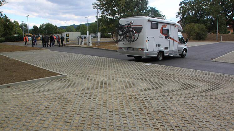 Viel Platz für Wohnmobile: Insgesamt 27 Stellplätze für Camper entstanden neben dem bisherigen Parkplatz an der Obermain-Therme. Die Stellplätze sind unterschiedlich groß, so dass sie für Fahrzeuge mit bis zu zwölf Metern Länge passen. Foto: Matthias Einwag