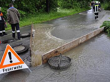 Die Feuerwehr versuchte nach Kräften, den Regen zu kanalisieren. Die Rohre unter der Straße waren überfordert. Foto: Petra Hartmann