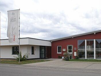 Das große Brauhaus Binkert in Breitengüßbach mit dem Erweiterungsbau.  Fotos: Renate Neubecker