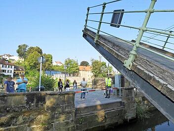 Seit 170 Jahren funktioniert sie zuverlässig: Die Zugbrücke am Mühlwörth ist Teil des technischen Denkmals, das die Schleuse 100 am alten Ludwig-Donau-Main-Kanal darstellt. Foto: Ronald Rinklef