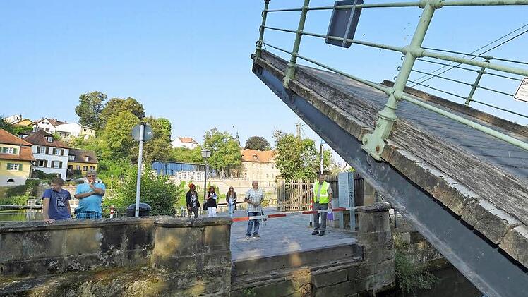 Seit 170 Jahren funktioniert sie zuverlässig: Die Zugbrücke am Mühlwörth ist Teil des technischen Denkmals, das die Schleuse 100 am alten Ludwig-Donau-Main-Kanal darstellt. Foto: Ronald Rinklef
