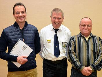 Treue-Nadeln des Bayerischen Soldatenbundes erhielten Mario Fischer (links) und Hilmar Vogel (rechts). Vorstandsmitglied Johannes Piekarski überreichte die Auszeichnungen. Foto: Peter Rauch