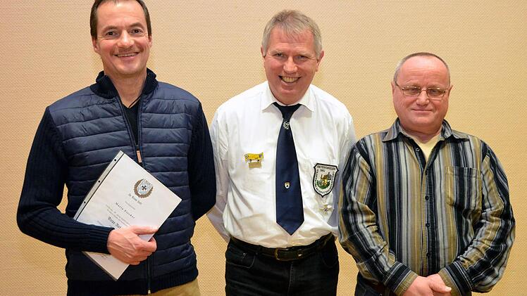 Treue-Nadeln des Bayerischen Soldatenbundes erhielten Mario Fischer (links) und Hilmar Vogel (rechts). Vorstandsmitglied Johannes Piekarski überreichte die Auszeichnungen. Foto: Peter Rauch