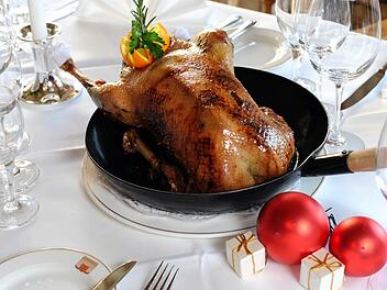 An Weihnachten wird gro&szlig; aufgetischt, aber woher kommt eigentlich unser traditionelles Weihnachtsessen? Symbolfoto: Foto: Tobias Hase dpa