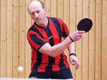 Im Frankenwaldderby der Bezirksoberliga trennten sich der TSV Windheim II und der TSV Teuschnitz 8:8. In dieser Begegnung gewann der Windheimer Udo Greser (Bild) das Doppel mit Milan Gruber und sein Einzel gegen Fröba nach einer packenden Fünf-Satz-Partie.  Foto: Hans Franz