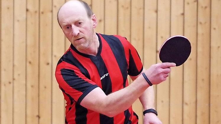 Im Frankenwaldderby der Bezirksoberliga trennten sich der TSV Windheim II und der TSV Teuschnitz 8:8. In dieser Begegnung gewann der Windheimer Udo Greser (Bild) das Doppel mit Milan Gruber und sein Einzel gegen Fröba nach einer packenden Fünf-Satz-Partie.  Foto: Hans Franz