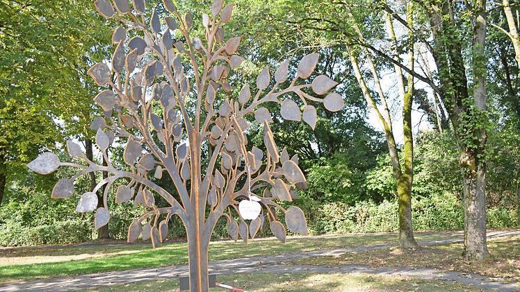 Der Geburtsbaum steht bereits; statt des Trassierbandes bringt die Gemeinde eine feste Absperrung an.  Foto: Thomas Micheel
