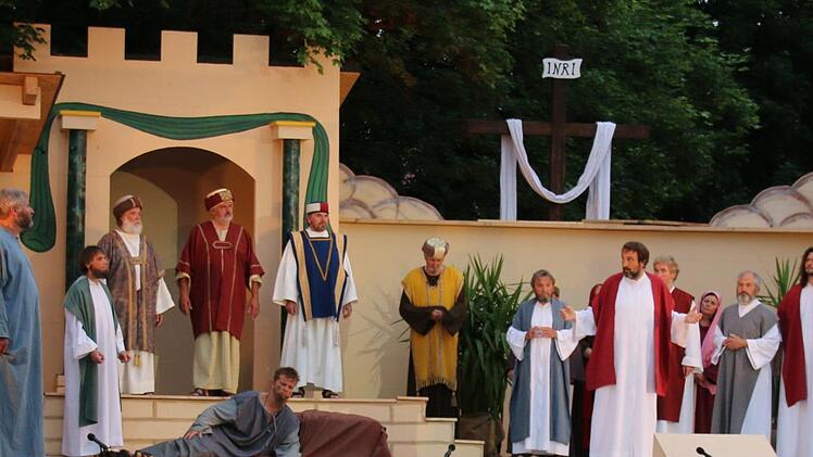 Seit Sommer laufen die Vorbereitungen für eine Neuauflage der Passionsspiele in Gemünda (Stadt Seßlach). Viele Schauspieler sind wie hier 2015 wieder mit dabei, wenn erneut das Stück "Ich bin der Weg" von Martin Bernard zur Aufführung gelangt. Neu ist die Regisseurin: Die erfahrene Musik- und Theaterlehrerin Heike Stelzner (vorn, Mitte) bringt viele neue Ideen und frischen Wind in die Produktion. Am Januar wird geprobt. Premiere wird am 19. Juni 2020 sein. Karten sind bereits erhältlich.
