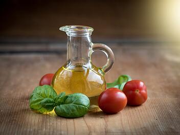 Olivenöl ist gesund und es lassen sich viele leckere Dinge damit kochen. Es sollte kühl, trocken und dunkel gelagert werden. Foto: Pezibear/pixabay.com.