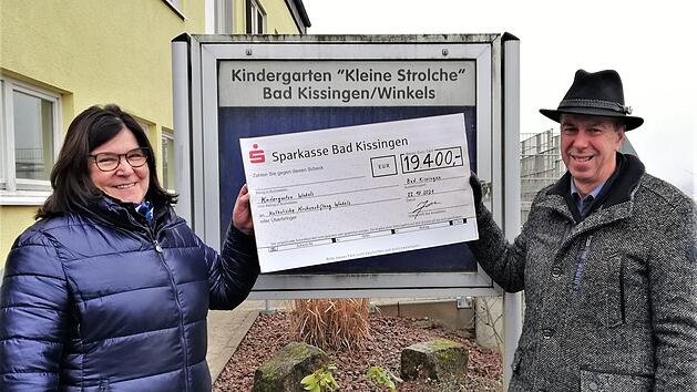 Mathias Krebs, Vorsitzender des ehemaligen M&auml;nnergesangvereins Edelwei&szlig;, &uuml;berreichte Kirchenpflegerin Karin Holzapfel als Vertreterin der Kirchenstiftung den symbolischen Scheck.