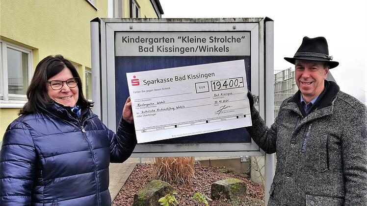 Mathias Krebs, Vorsitzender des ehemaligen Männergesangvereins Edelweiß, überreichte Kirchenpflegerin Karin Holzapfel als Vertreterin der Kirchenstiftung den symbolischen Scheck.