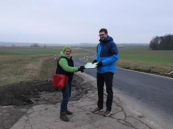Elisabeth Assmann und Matthias Franz wollen zwischen Wermerichshausen und Weichtungen eine Amphibienstrecke ausweisen, die durch einen Zaun geschützt wird. Dieser soll Erdkröten, Frösche und Molche  schützen. Foto: Heike Beudert