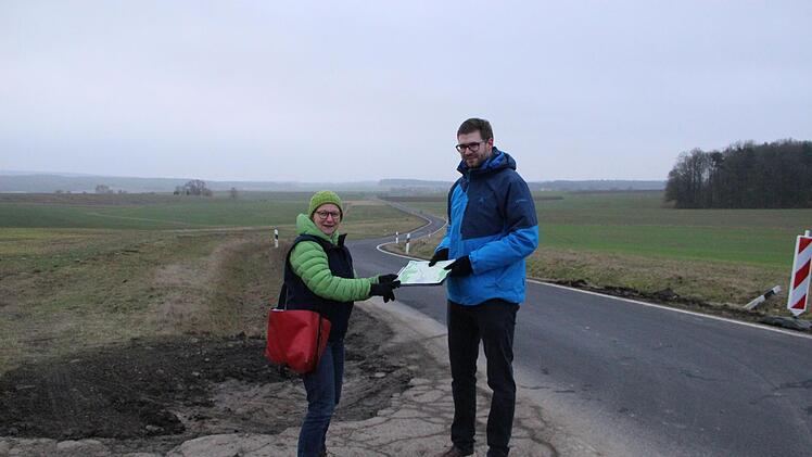 Elisabeth Assmann und Matthias Franz wollen zwischen Wermerichshausen und Weichtungen eine Amphibienstrecke ausweisen, die durch einen Zaun geschützt wird. Dieser soll Erdkröten, Frösche und Molche  schützen. Foto: Heike Beudert