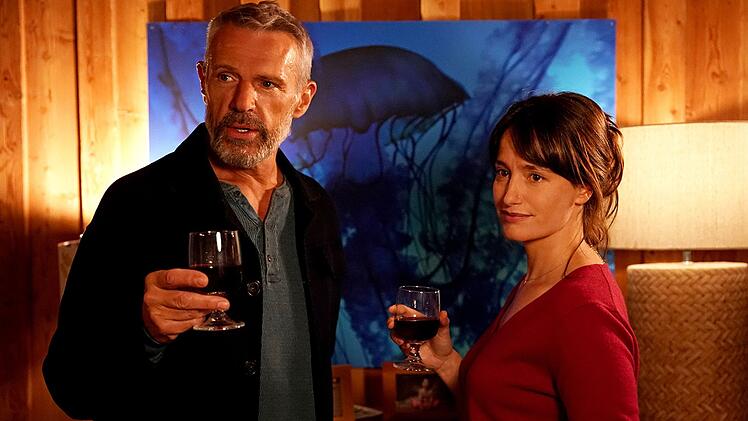 Vincent (Lambert Wilson, mit Marie Gillain) führt ein Leben, in dem es ihm eigentlich an nichts fehlt. Und doch ist er nicht wirklichh glücklich.