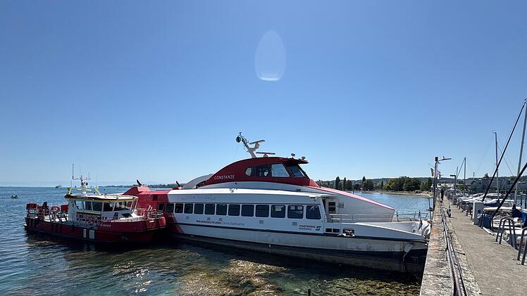 Katamaran prallt in Konstanz gegen Hafenmauer
