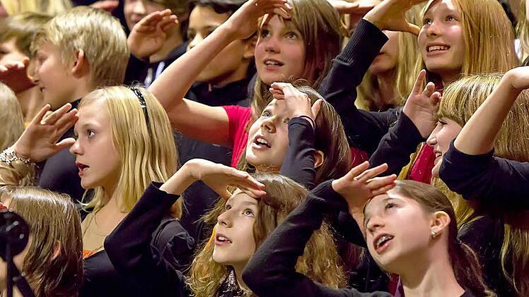 Der Mittelstufenchor des Albertinums beeindruckte das Publikum mit seinem Auftritt. Fotos: Albert Höchstädter