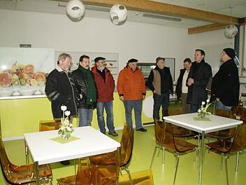 Der Bauausschuss Eltmann besichtigte am Donnerstag das Schülercafe in der neuen Mensa, das nach den Faschingsferien in Betrieb gehen wird. Foto: sw