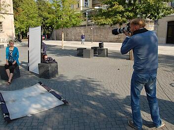 Der Moment, der den Coburger Albertsplatz bald noch ein bisschen berühmter machen wird: Modell Barbara geht in Pose - und der Fotograf macht von ihr Aufnahmen für den neuen Modekatalog des Versandhandels "Qiéro". Fotos: Oliver Schmidt