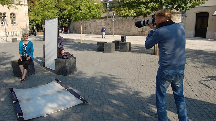 Der Moment, der den Coburger Albertsplatz bald noch ein bisschen berühmter machen wird: Modell Barbara geht in Pose - und der Fotograf macht von ihr Aufnahmen für den neuen Modekatalog des Versandhandels "Qiéro". Fotos: Oliver Schmidt