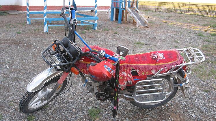 Auch mit dem Motorrad kommt man auf den unwegsamen Straßen der Mongolei von A nach B.