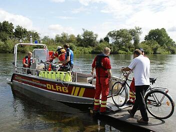 Das ist mal eine andere Art, den Main zu überqueren. Beim Main-Rad-Tag nutzten die Besucher in Eltmann und Knetzgau die Fährdienste der Deutschen Lebensrettungsgesellschaft. Der Erlebnistag stieß auf ein großes positives Echo bei denen, die mitmachten.Alle Fotos: Sabine Weinbeer
