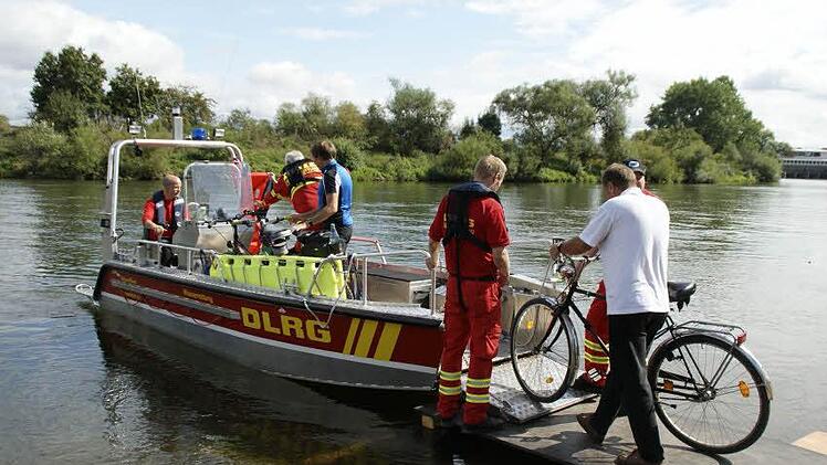 Das ist mal eine andere Art, den Main zu überqueren. Beim Main-Rad-Tag nutzten die Besucher in Eltmann und Knetzgau die Fährdienste der Deutschen Lebensrettungsgesellschaft. Der Erlebnistag stieß auf ein großes positives Echo bei denen, die mitmachten.Alle Fotos: Sabine Weinbeer