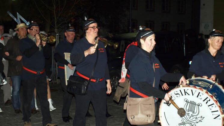 Die "Nürner Kneipenstürmer" bereicherten den Narrenzug durch "tolle, klangvolle Musik".