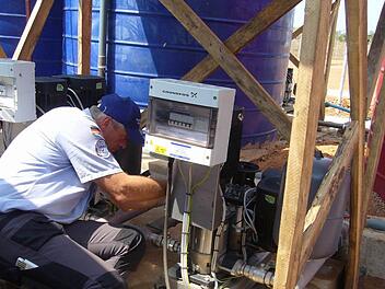 Michael Gessner bei seinem Einsatz als Helfer des Technischen Hilfswerks (THW) in Sierra Leone. Hier arbeitet er an der Wasserversorgung.  Fotos: Gessner