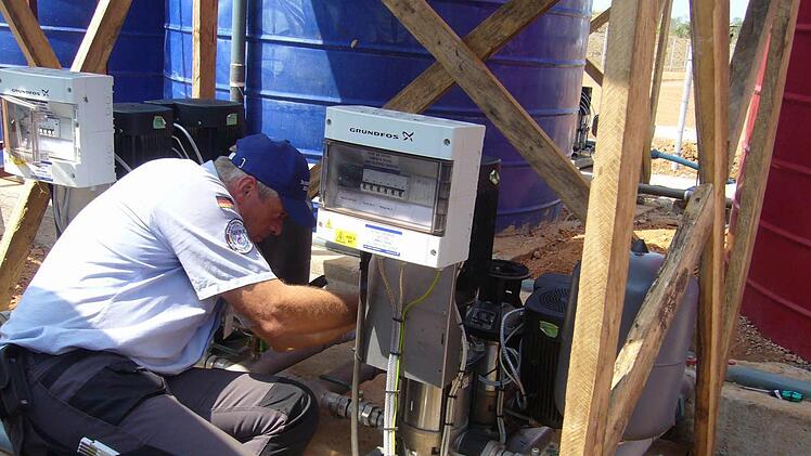 Michael Gessner bei seinem Einsatz als Helfer des Technischen Hilfswerks (THW) in Sierra Leone. Hier arbeitet er an der Wasserversorgung.  Fotos: Gessner