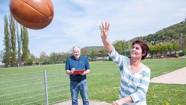 Christiane Lehmann wirft den Mediinball, Gerhard Fleißner protokolligert die Zeit.