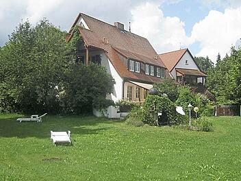 Im Garten des Anwesens von Günter Strack tummeln sich am Sonntag Kunsthandwerker und Musiker. Fotos: privat