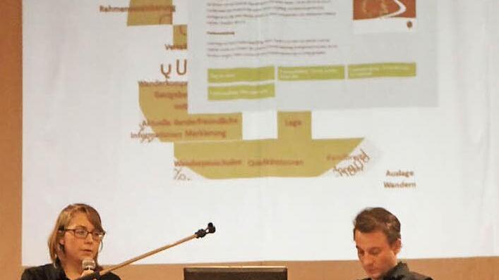 Theresa Alex und Björn Stumpf erläuterten die insgesamt 40 Kriterien, die für die Zertifizierung erfüllt werden mussten. Fotos: Klaus Klaschka