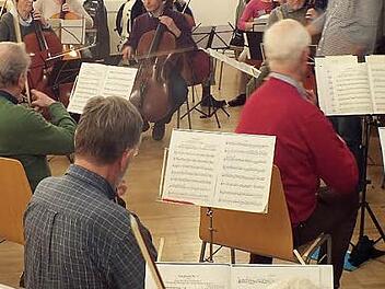 Johannes Platz (r.) dirigierte die Teilnehmer des Kammermusikkurses in Weisendorf. Foto: Manfred Welker
