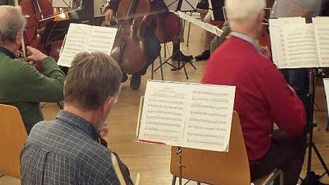 Johannes Platz (r.) dirigierte die Teilnehmer des Kammermusikkurses in Weisendorf. Foto: Manfred Welker