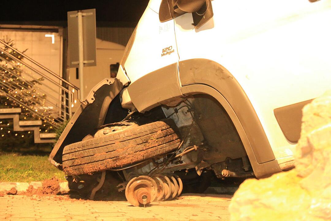 Transporter durchbricht Zaun