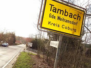 Schnell-Straße: Zu schnelle Autos und eine schlecht Parkmoral sind den Tambachern ein Dorn im Auge. Das Landratsamt reagiert auf die Beschwerden und wird dort vermutlich schon ab kommende Woche die Geschwindigkeit messen. Foto: Jochen Berger