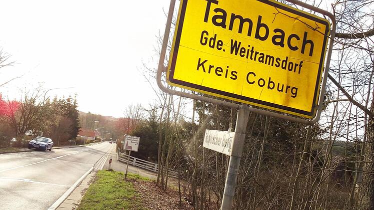 Schnell-Straße: Zu schnelle Autos und eine schlecht Parkmoral sind den Tambachern ein Dorn im Auge. Das Landratsamt reagiert auf die Beschwerden und wird dort vermutlich schon ab kommende Woche die Geschwindigkeit messen. Foto: Jochen Berger