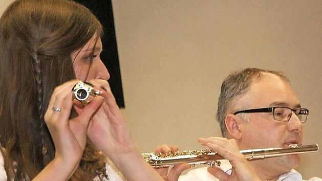 Unter anderem mit einem Solostück wussten an der Querflöte Carina Treml und Stefan Buron beim Konzert mit böhmischmährischer Blasmusik zu überzeugen. Foto: Mario Deller