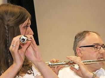 Unter anderem mit einem Solost&uuml;ck wussten an der Querfl&ouml;te Carina Treml und Stefan Buron beim Konzert mit b&ouml;hmischm&auml;hrischer Blasmusik zu &uuml;berzeugen. Foto: Mario Deller