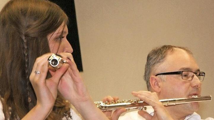 Unter anderem mit einem Solostück wussten an der Querflöte Carina Treml und Stefan Buron beim Konzert mit böhmischmährischer Blasmusik zu überzeugen. Foto: Mario Deller