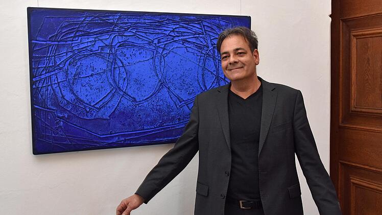 Von 1991 bis 2003 hatte sich Gerd Kanz ausschließlich mit der Farbe Blau und im Besonderen mit dem Ultramarinblau beschäftigt, um das Geheimnis dieser ganz besonderen Farbe zu entschlüsseln.Ulrike Langer