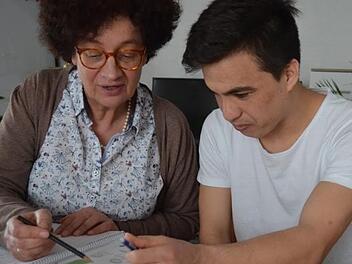 20.45 Uhr, heißt das viertel vor neun oder dreiviertel neun? Die deutschen Uhrzeiten sind eine Sache für sich. Doch dank der Hilfe von Ulrike Opfermann-Schmidt geht es für Ali Gholami gleich leichter. Foto: Larissa Händel